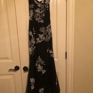 Cache Elegant Black Dress with White Embroidery